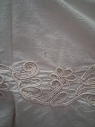 Colcha antigua bordada.