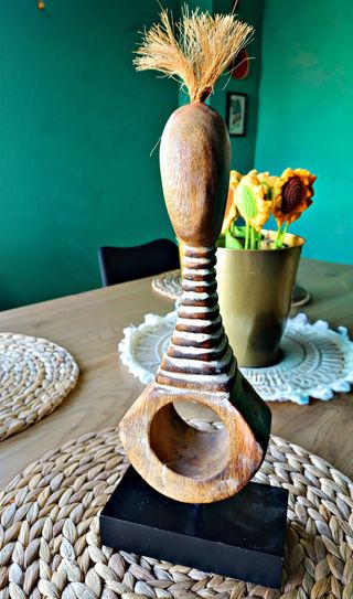 Figura de Madera Artesanal de Mujer Jirafa