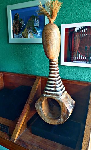 Figura de Madera Artesanal de Mujer Jirafa