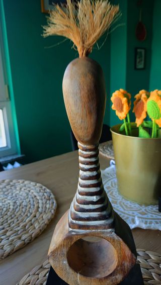 Figura de Madera Artesanal de Mujer Jirafa