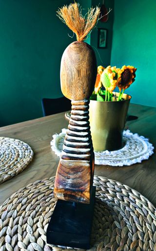 Figura de Madera Artesanal de Mujer Jirafa