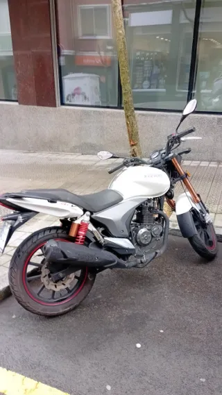 Keeway RK V 125 Moto Naked Negra/Blanca