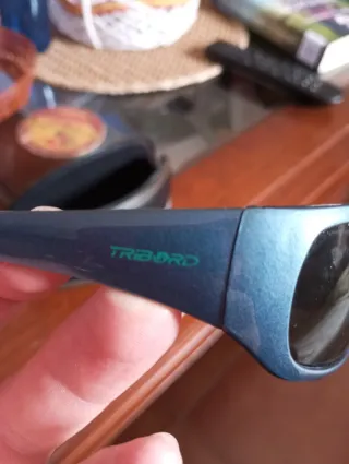 Gafas de sol azules y negras