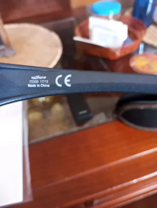 Gafas de sol azules y negras