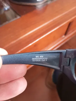 Gafas de sol azules y negras