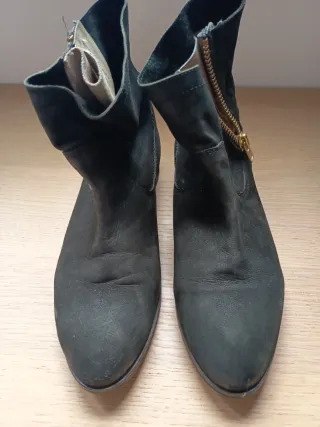 Botas negras con cremallera dorada