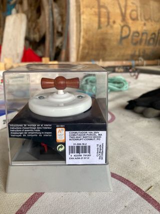Conmutador Porcelana 10A 250V Madera