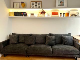 Sofá 4 plazas gris con puff