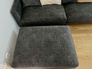 Sofá 4 plazas gris con puff