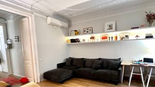 Sofá 4 plazas gris con puff