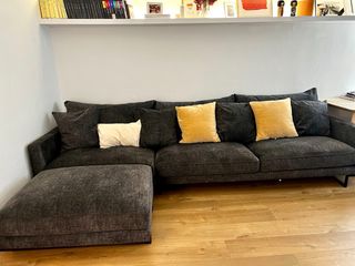 Sofá 4 plazas gris con puff