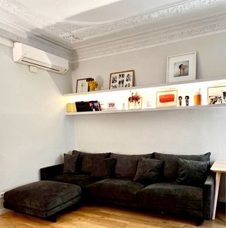 Sofá 4 plazas gris con puff