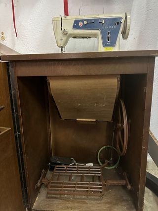 Máquina de coser Singer con mueble