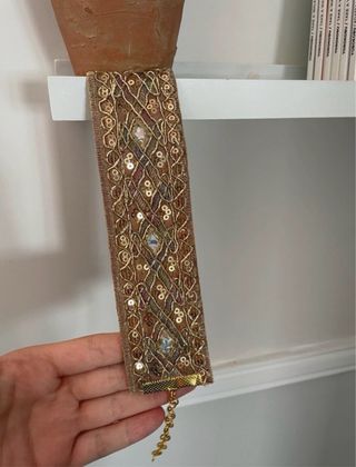 Gargantilla dorada con detalles marrones