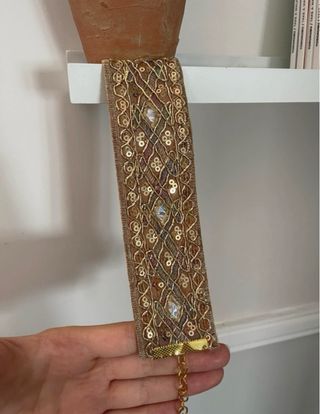 Gargantilla dorada con detalles marrones