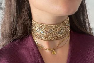 Gargantilla dorada con detalles marrones