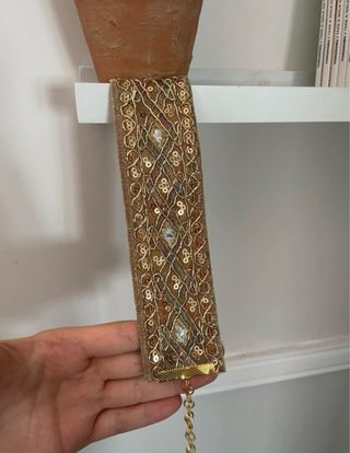 Gargantilla dorada con detalles marrones