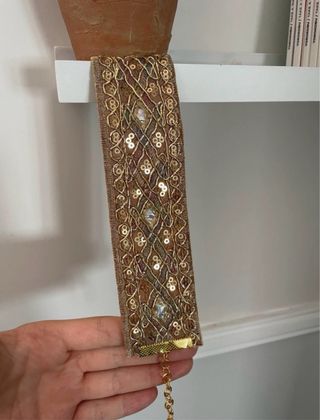 Gargantilla dorada con detalles marrones