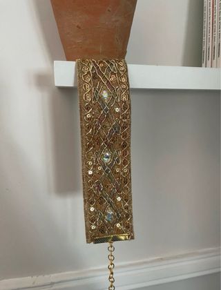 Gargantilla dorada con detalles marrones