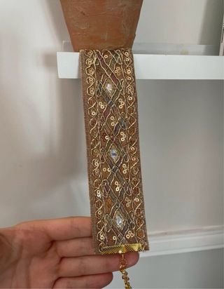 Gargantilla dorada con detalles marrones