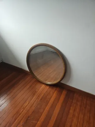 Espejo ovalado de madera y cristal