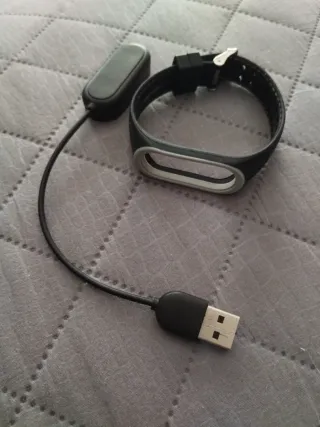 Pulsera y cargador negro