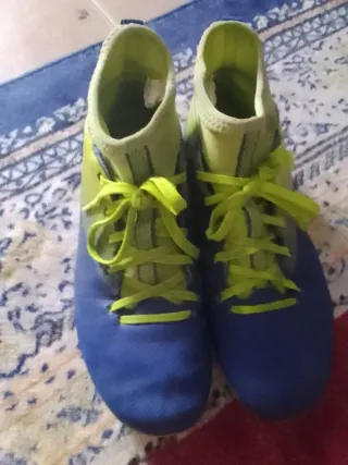 Botas de fútbol azules y verdes