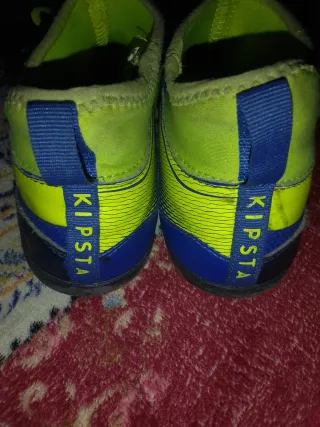 Botas de fútbol azules y verdes