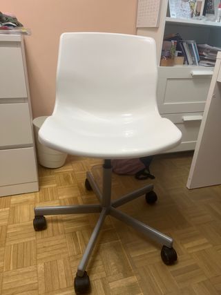 Silla de oficina blanca con ruedas