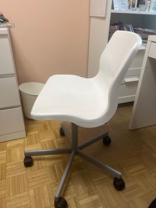 Silla de oficina blanca con ruedas
