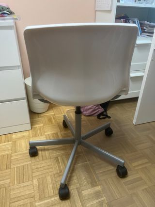 Silla de oficina blanca con ruedas