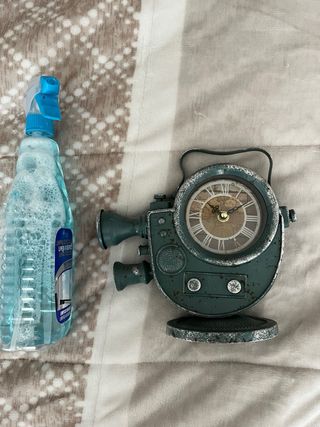 Reloj de mesa estilo cámara antigua