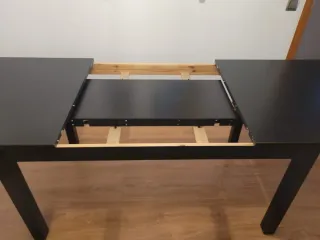 Mesa de comedor de madera negra