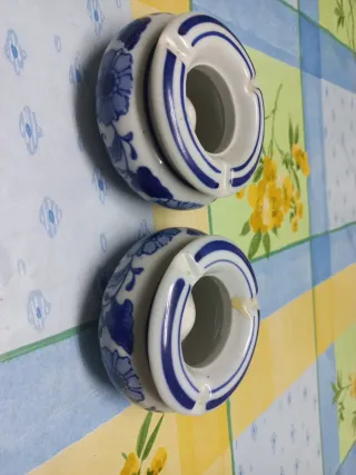 2 Ceniceros de Porcelana Azul y Blanco