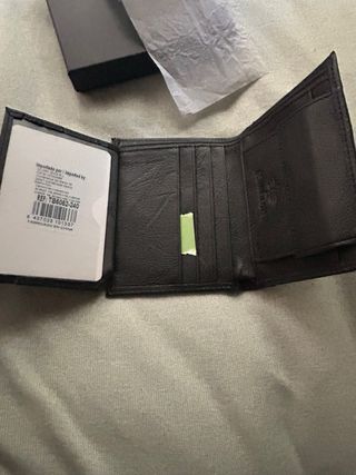 Cartera de piel negra con diseño texturizado