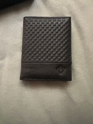 Cartera de piel negra con diseño texturizado