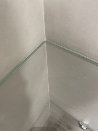 Estantería de cristal para esquina