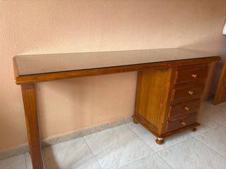 Escritorio de madera con tapa de cristal