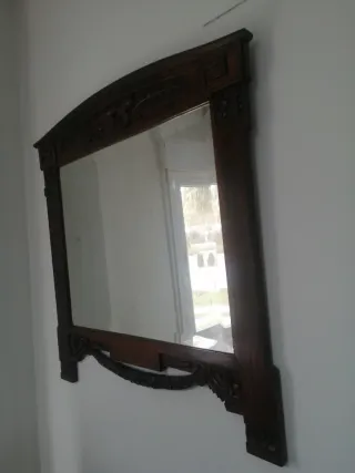 Espejo antiguo de madera y cristal