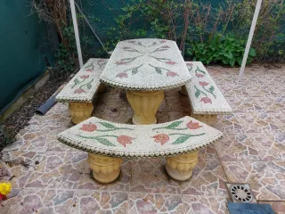 Mesa y bancos de piedra con tulipanes
