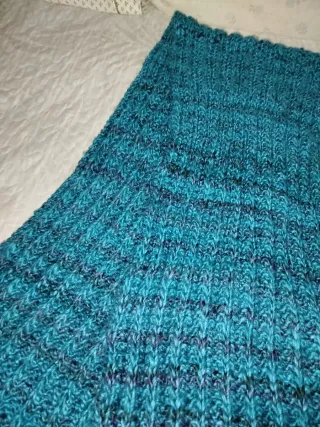 Bufanda tejida a mano azul y verde azulado