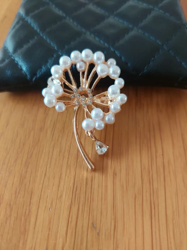 Broche con Perlas y Brillantes (falsas)