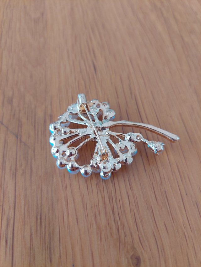 Broche con Perlas y Brillantes (falsas)