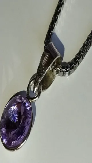 Collana con ciondolo punto luce