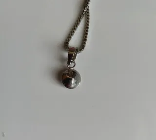 Collana con ciondolo punto luce
