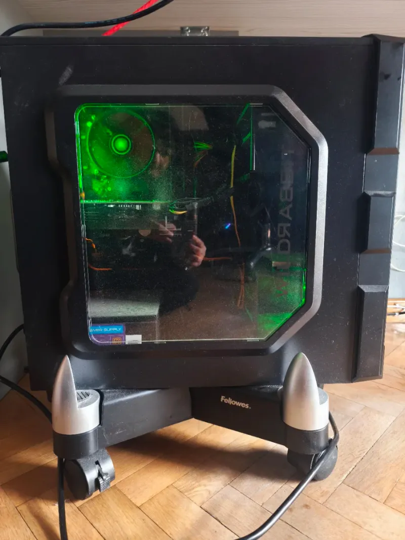 PC Sobremesa Negro con Luces Verdes