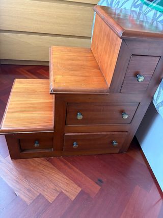 Mueble escalonado con cajones de madera