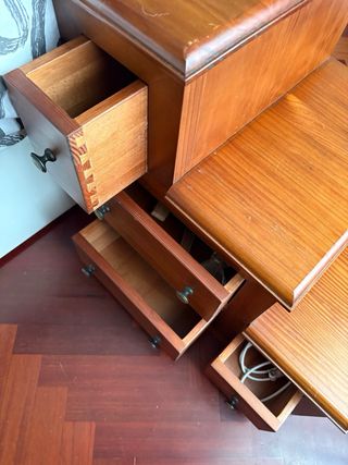 Mueble escalonado con cajones de madera