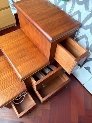 Mueble escalonado con cajones de madera
