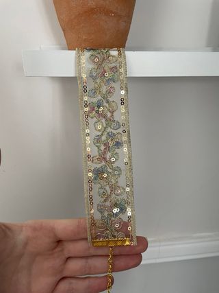 Gargantilla dorada con flores multicolores